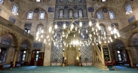 Mimar Sinan'ın ustalık eserlerinden biri olan Sokullu Mehmed Paşa Camisi'nde, İslam dininde kutsal sayılan, cennetten geldiği ifade edilen ve ana parçası Kabe'de yer alan ''Hacerü'l-Esved''in 4 parçası, 5 asırdır yer alıyor.