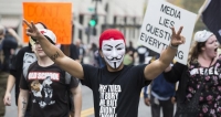 ABD'de ve ngiltere'de maskeli 'kapitalizm' protestosu