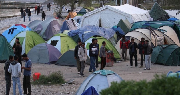 Yunanistan'da 'kapal gmen kamp' uygulamasna kar istifa karar