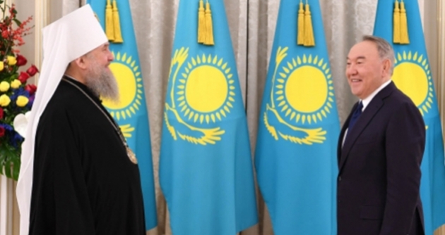Kazakistan'n Kurucu Cumhurbakan Nursultan Nazarbayev, Kazakistan Ortodoks Kilisesi'nin en yksek dlne layk grld; Kazakistan Ortodoks Kilisesi Bakan Aleksandr Mogilev, Nursultan Nazarbayev'e, Algs niann takdim etti.