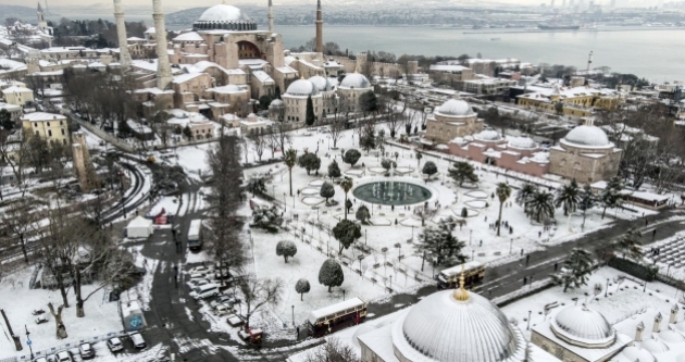 Snowfall blankets Istanbul, boosts water resources